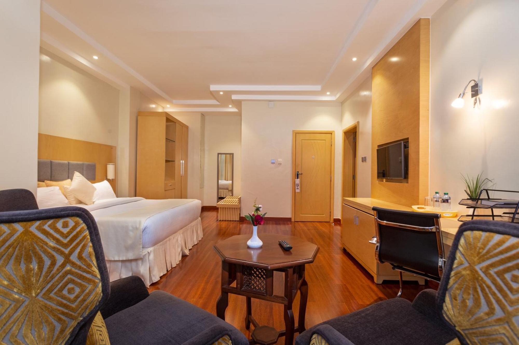 Three Steers Hotel Meru Екстер'єр фото