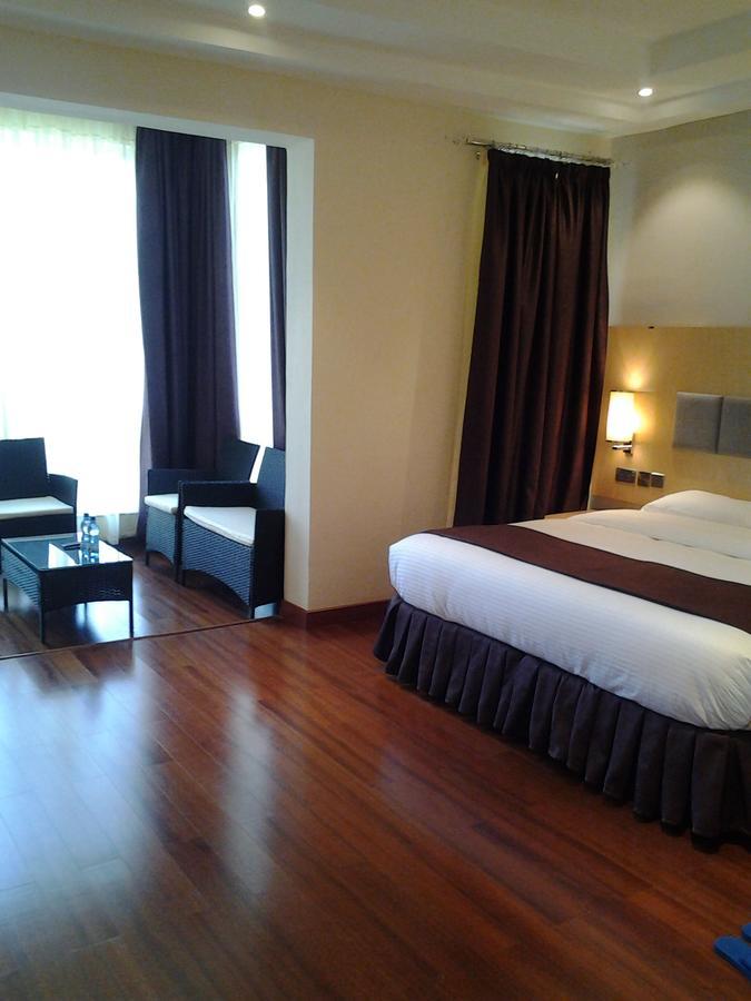 Three Steers Hotel Meru Екстер'єр фото